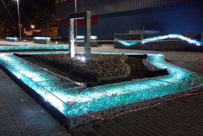 Габионы с подсветкой в ландшафте